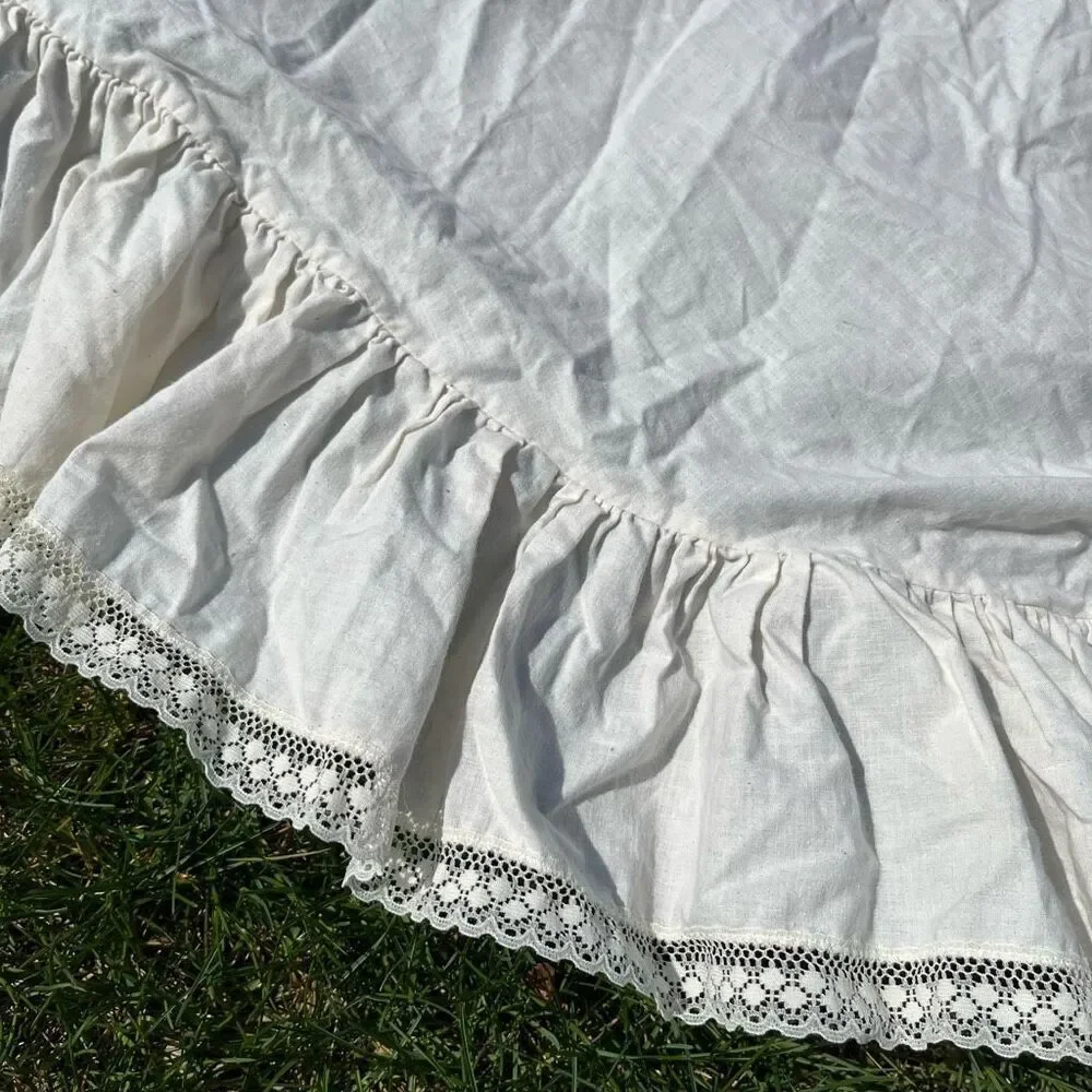 VTG Ruffled Lace Round Tablecloth Cottagecore Farmhouse Romantic Cottage Chic